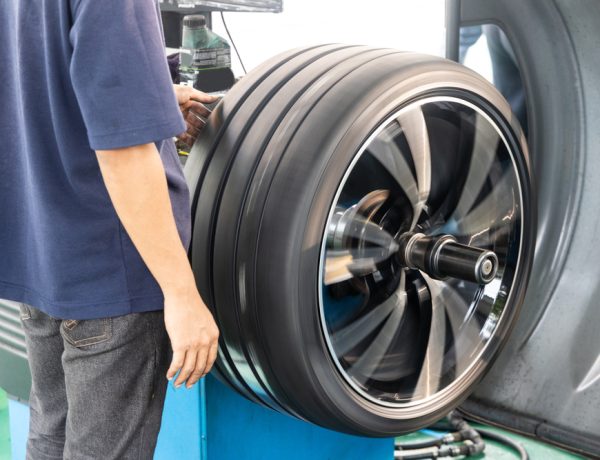 Series,Of,Worker,Balancing,Tire,With,Wheel,Balancing,Machinery,In